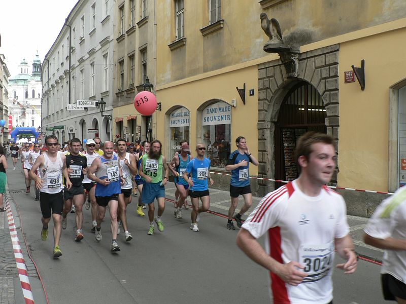 Maraton09 086.jpg - S některými balonky běželi opravdu svérázní běžci.